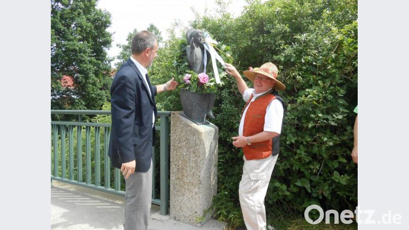 Anlässlich der Vituskirwa legt der Obst- und Gartenbauverein unter dem Vorsitz von Willi Meier zu Ehren des Heiligen Vitus in Anwesenheit der Geistlichkeit einen Karnz an der Vitusstatue auf der Brücke an den Bachwiesen nieder. Bild: ads