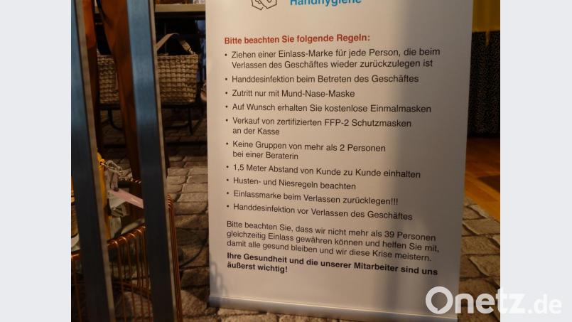 Diese Verhaltensregeln gibt es bei Mode Mehler beim Eintritt in den Laden zu beachten. Bild: Portner