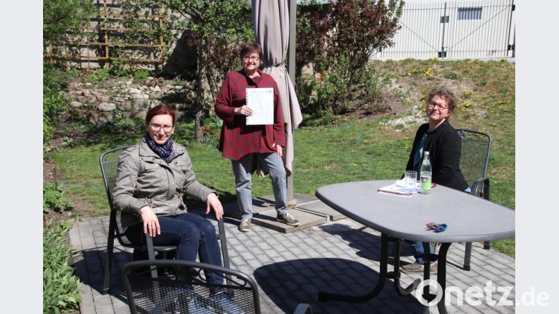 Wegen der Infektionsagefahr findet das Pressengespräch mit großem Abstand am Beratungstisch im Garten der Diakonie statt. Irina Frescher von der Arbeitslosenberatung, Gertrud Strauß (Flüchtlings- und Integrationsberatung) und Elke Wolfsteiner (Kirchliche Allgemeine Sozialarbeit) schildern, warum die Corona-Pandemie Menschen in einer schwierigen sozialen Situation besonders trifft und welche Hilfen es gibt Bild: cog