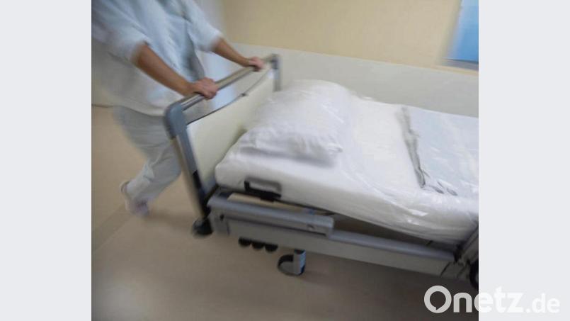 Es gibt viele Tätigkeiten in Alten- und Pflegeheimen. Beim Bonus könnte es aber eine Unterscheidung der Arbeiten geben. Bild: Marijan Murat/dpa