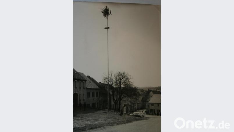 Bevor man den Maibaum aufgestellt hat, lagerte er im Anwesen von Toni Stahl, dem &quot;Matthes&quot;, auf dem Marktplatz (erstes Haus links). Bild: gpa