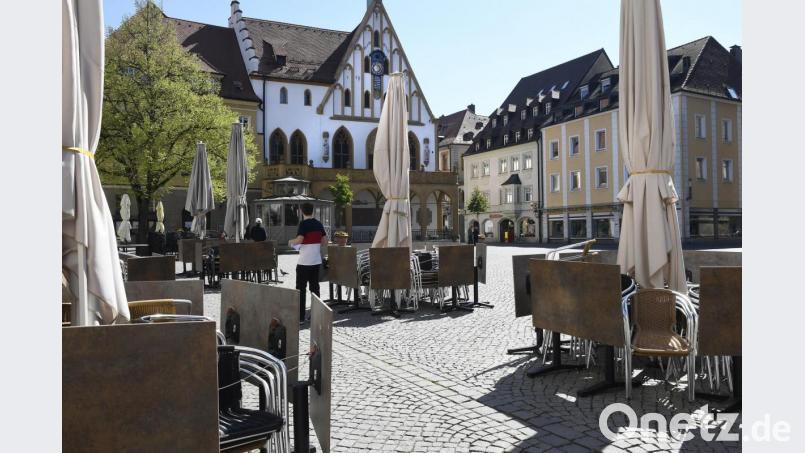 Blauer Himmel über dem Amberger Marktplatz. Die Tische und Stühle der Cafés und Restaurants bleiben trotzdem leer. Noch ist eine Öffnung der Gaststätten nicht in Sicht. Bild: Petra Hartl