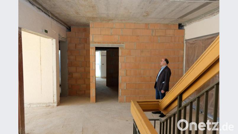 Glück gehabt: Für eine gute Finanzierung der millionenteuren Innensanierung des Gemeindezentrums nutzte das Klosterdorf die wohl letzte Chance. Fast abgeschlossen sind die Rohbauarbeiten, wie Bürgermeister Albert Nickl vor Ort erläuterte. Bild: do