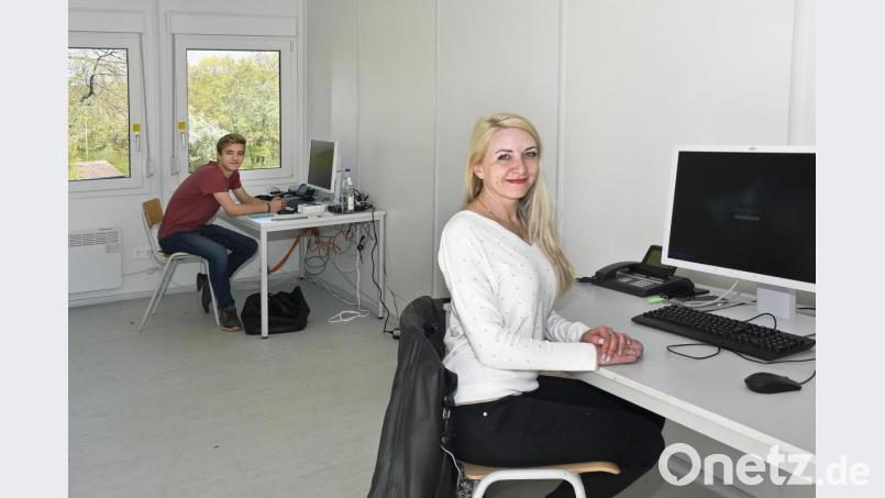 Ein Blick in einen der Büro-Container, in dem die „Fallermittler“ – im Bild Martin Koller und Maria Straubinger – arbeiten. Wichtig sind hier Computer und Telefon – und der Abstand zum Kollegen. Bild: Petra Hartl