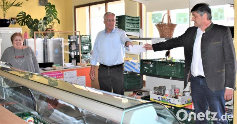 Bürgermeister Edgar Knobloch (von rechts) übergibt an Helmuth Wächter eine 1000-Euro-Spende für den Bürgerladen. Auch Monika Sebald freut sich. Bild: rgr