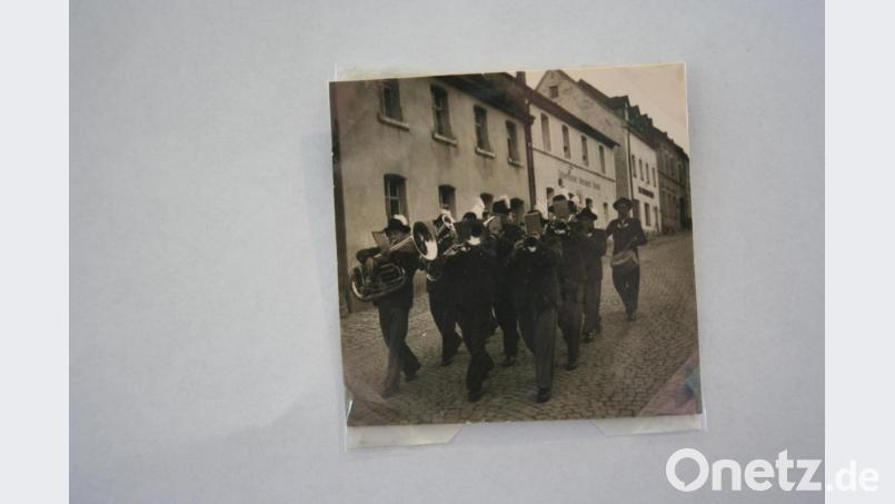 Die „Edelweiß“-Kapelle spielt, wie es Tradition war, am 1. Mai einen Weckruf. Im Bild Kapellmeister Baptist Fröhlich (vorne, links) und Josef Zeitler (vorne, rechts). Bild: gpa
