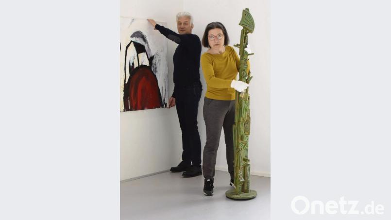 Die Kunstvermittler Wilma Rapf-Karikari und Ingo Kübler bereiten im neuen Schaulager Werke von Max Bresele und Susanne Böhm für die geplante Eröffnung am 17. Mai vor. Bild: Michael Scheiner