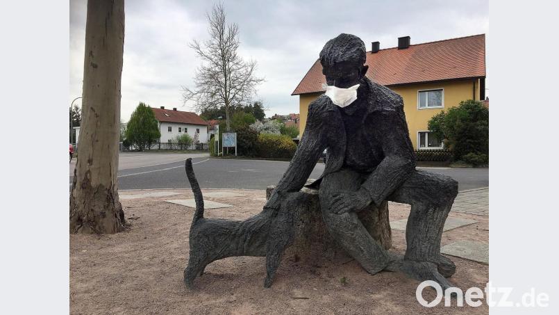 Skulptur mit Gesichtsmaske in Haselmühl. Bild: eik