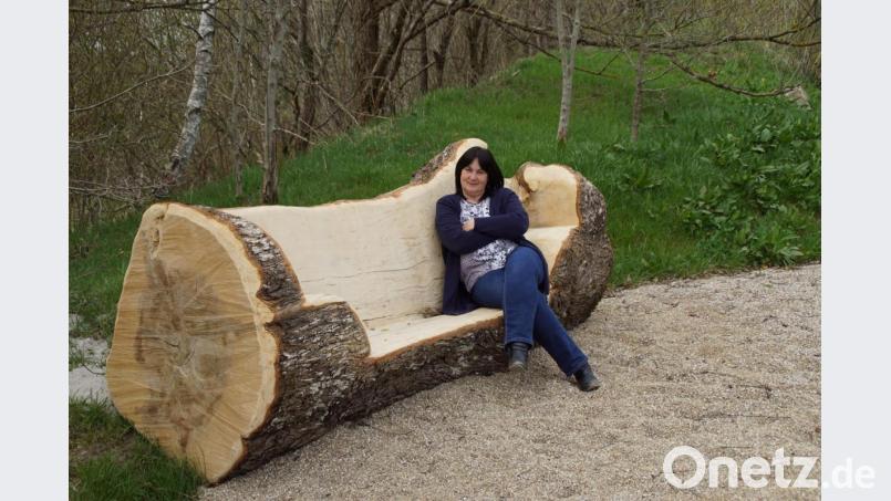 Ab sofort mehr Zeit für gemütliche Stunden: Die scheidende Bürgermeisterin Birgit Höcherl freut sich über die Neugestaltung des Spielgeländes beim Moorbad und nimmt auf einer der drei wuchtigen Bänke Platz. Diese hat der städtische Bauhof über den Winter angefertigt. Bild: mmj