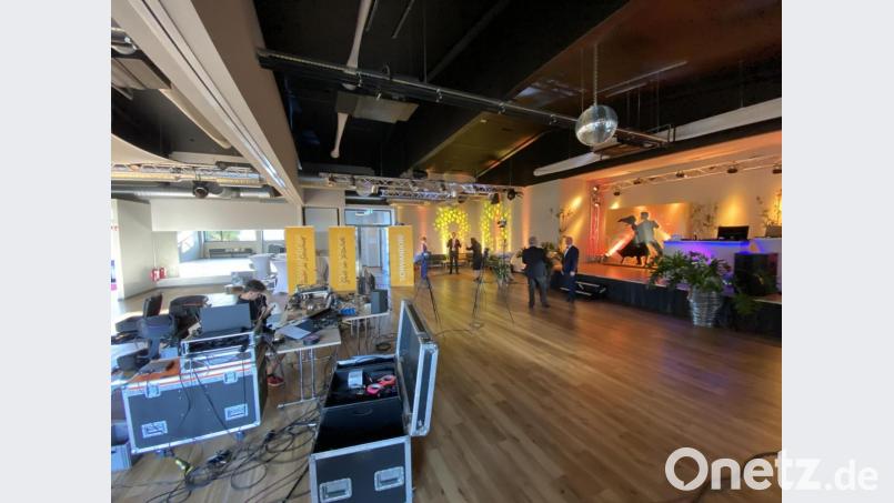 Aus den Räumen der Tanzschule Theuerl wurde der digitale Stadtball übertragen. Bild: Christoph Steinbacher/exb