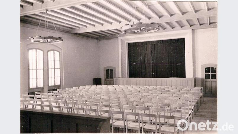 Viele Jahre war das „Josefshaus“, das nach Kriegsende unter Pfarrer Josef Bollmann mit einem großen Saal und einer Bühne (Bild) errichtet worden war, Schauplatz großer und kleiner Veranstaltungen, bis es in den 1970er Jahren unter Pfarrer Schultes abgerissen wurde. Bild: ü