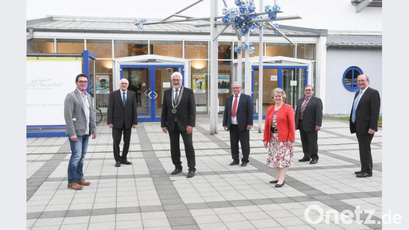 Die ausgeschiedenen Stadtratsmitglieder (v.l.n.r.): Wolfgang Schwarz, Franz Witt (beide SPD), Bürgermeister Rupert Troppmann, Zweiter Bürgermeister Heinrich Maier, Gabi Fröhlich, Alois Zehrer und Bernhard Knauer (alle CSU). Nicht am Bild ist Peter Reiser (FW), der ebenfalls verabschiedet wurde. Bild: Gabi Schönberger