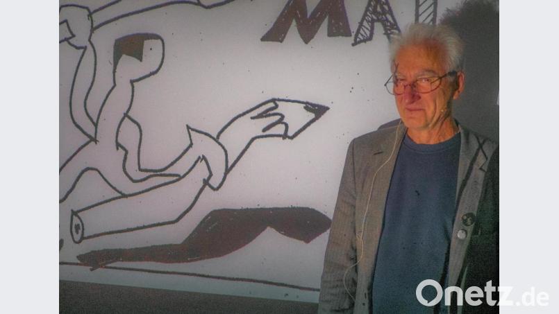 Wolfgang Herzer präsentiert seine Zeichnungen der „Lückenknüllerkids“ – Geschichten aus dem Leben einer Patchworkfamilie. Bild: otj