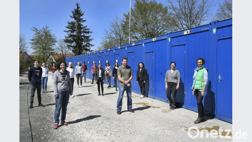 Zum Gruppenfoto mit Corona-Abstand versammeln sich die „Fallermittler“ vor ihren Büros in den blauen Containern auf dem Parkplatz des Gesundheitsamts. Ganz vorne stehen die vier Teamleiter, Anja Onasch, Stephan Pugner, Natalie Aures und Michaela Schmidbauer (von links). Bild: Petra Hartl