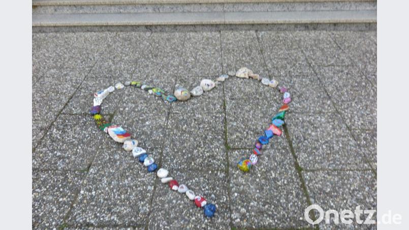 Das Herz aus bunt bemalten Steinen vor der Grundschule Kulmain war so gut wie fertig. Bild: jzk
