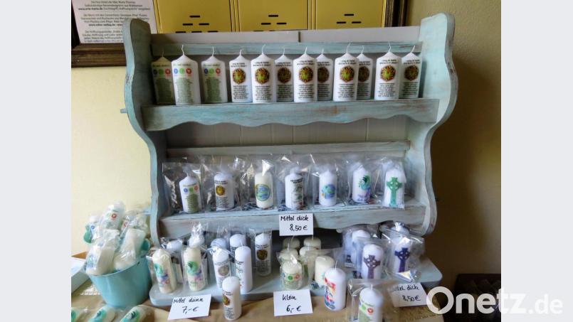 Maria Thomas bietet vielerlei Kerzen in unterschiedlichen Größen an. Von jeder verkaufte Kerze geht eine Spende an Hilfsbedürftige. Bild: ubb