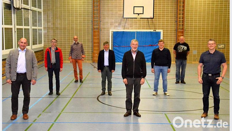 Zu den acht Mitgliedern, die dem neuen Marktrat in Tännesberg nicht mehr angehören, zählen auch die beiden Bürgermeister, Max Völkl (links) und Hans-Peter Klünner (vorne, Mitte). Bild: fjo