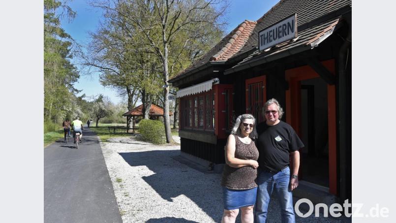 Christa Reis und Bernhard Janner-Reis würden am liebsten gleich loslegen: Die beiden sind die neuen Wirte des Radlbahnhofs Theuern, direkt am Fünf-Flüsse-Radweg. Er soll wieder öffnen, sobald es die Corona-Vorschriften zulassen. Bild: Petra Hartl