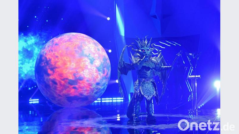 Die Figur „Der Drache“ steht in der Prosieben-Show „The Masked Singer“ auf der Bühne. Bild: Willi Weber/ProSieben/dpa