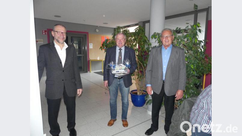 Karl Lorenz (links) und Klaus Lehl verabschieden "Kapitän" Peter Lehr mit einem "Ostseepräsent". Bild: rn