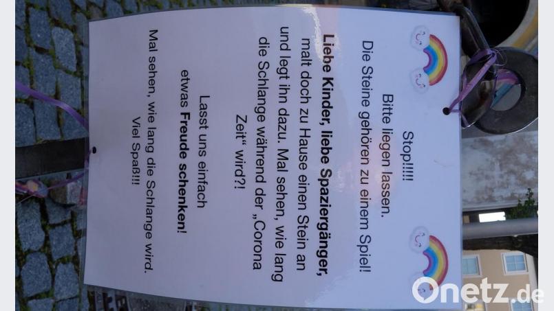 &quot;Bitte liegen lassen. Die Steine gehören zu einem Spiel&quot;. So steht es auf dem Schild, das dazu animiert, mitzumachen. Bild: mng