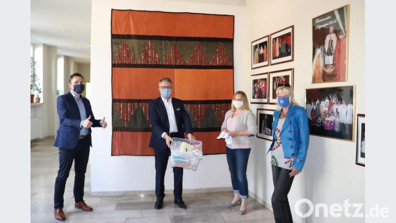 Der Rektor der Mittelschule Jürgen Bayer, Bürgermeister Franz Stahl, Silke Schindler und Christine Ehstand (von links) bei der Übergabe der Masken in der Mittelschule. Bild: Stadt Tirschenreuth/exb