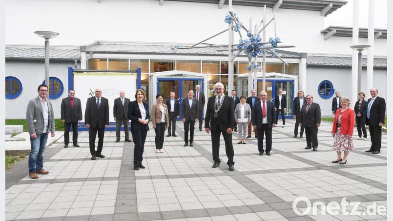 Wegen Corona auf Abstand: Der scheidende Bürgermeister Rupert Troppmann (mittig mit Kette) mit seiner „Bootscrew“, dem Neustädter Stadtrat, vor der Stadthalle. Im Rathaus hätten sich die nötigen Infektionsschutzregeln nicht einhalten lassen. Die ausscheidenden Räte haben sich teils über Jahrzehnte in der Kommunalpolitik verdient gemacht. Dafür müsse „Respekt und Hochachtung gezollt werden“, sagte Troppmann Bild: Gabi Schönberger