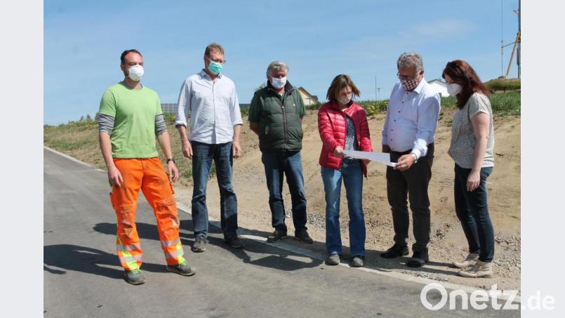 Bürgermeister Johann Maurer (Zweiter von rechts) legt gemeinsam mit seiner Nachfolgerin Marina Hirnet, Alexandra Völkl, Siegfried Kahl, Josef Vogl und Tobias Dunkl (von rechts) die Standorte der Bäume fest. Bild: pi