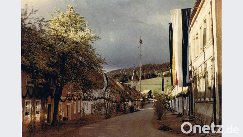 Der größte Waldecker Maibaum stand 1955 (Bild). Diesen hatte der Schützenverein „Einigkeit’“ anlässlich seiner Fahnenweihe aufstellen lassen. Bild: hl