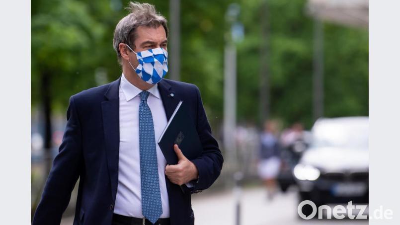 Markus Söder (CSU) läuft mit Mundschutz. Das Bayerische Kabinett hat beschlossen, dass die im Freistaat geltenden Ausgangsbeschränkungen bis zum 10. Mai verlängert werden. Bild: Sven Hoppe/dpa