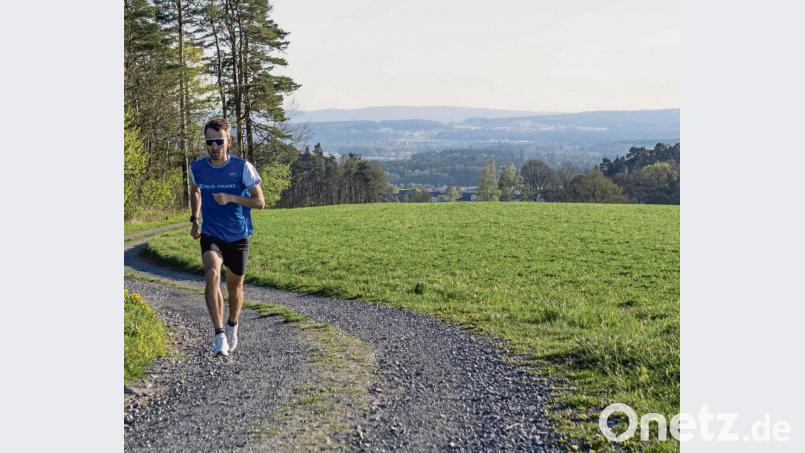 Maximilian Zeus beim Training auf der Anhöhe zwischen Pirk und Schirmitz. Bild: Zeus