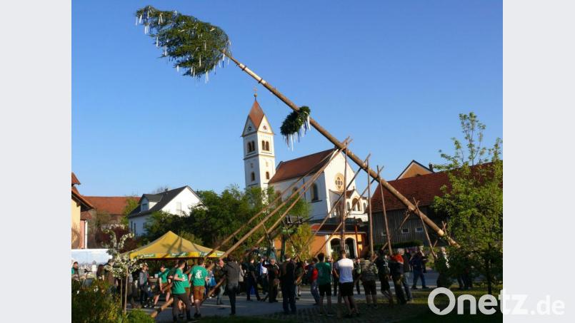 Maibäume wie auf diesem Archivbild, das in der Ortsmitte in Unterauerbach aufgenommen wurde, werden in diesem Jahr nicht aufgestellt. Archivbild: ga