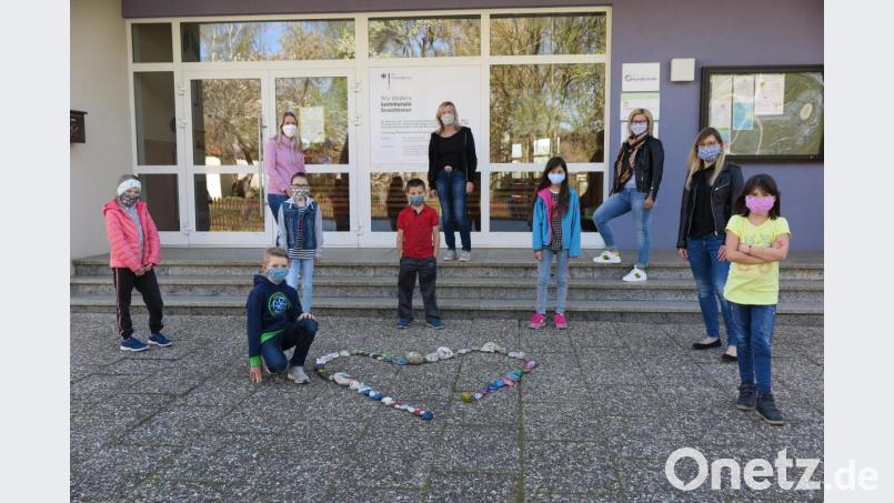 Das Herz aus bunt bemalten Steinen vor der Grundschule Kulmain war so gut wie fertig. Bild: jzk