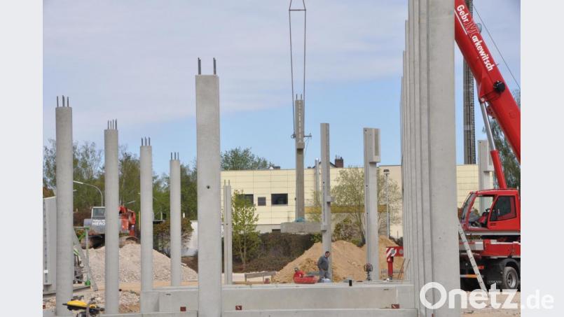 Die fast sieben Meter langen Betonstelen werden im Boden verankert und lassen bereits die spätere Größe des Vollsortimenters erahnen. Bild: dob