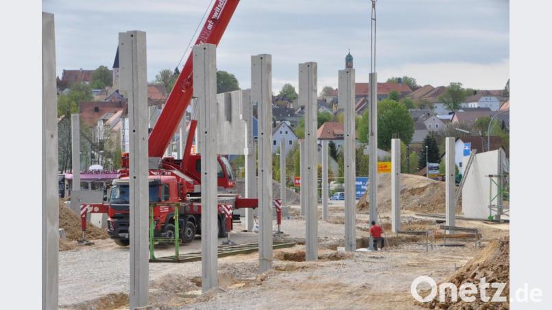 Die langen und rund sieben Meter langen Betonstelen werden bereits im Boden verankert und lassen die Fläche des späteren Vollsortimenters erkennen. Bild: dob