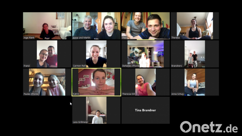 Wieder das Training aufgenommen haben die Leistungsturnerinnen des TuS Mitterteich. Per Video-Schalte trainierte Trainerin Carmen Reif mit den Mädels, die zum Teil Unterstützung bei ihren Eltern fanden. Nach der Coronabedingten Pause war das Training eine willkommene Abwechslung. Repro: jr