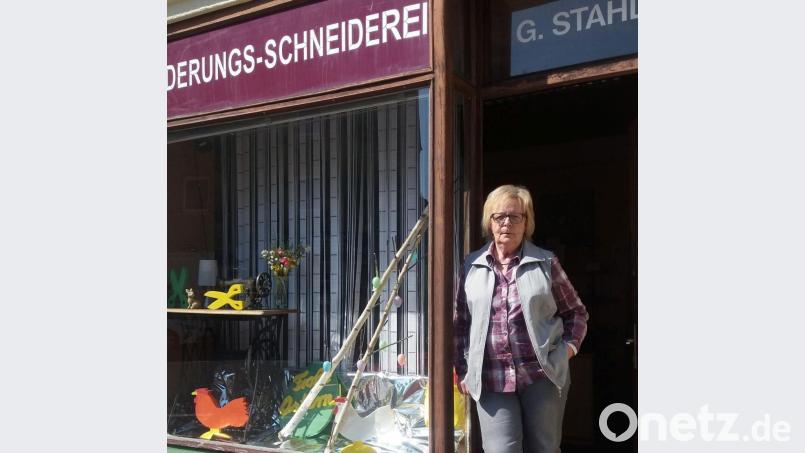 Gerlinde Stahl schließt zum 30. April ihre Schneiderei in der Frauenrichter Straße in Weiden. Bild: Hans-Jürgen Stahl/exb