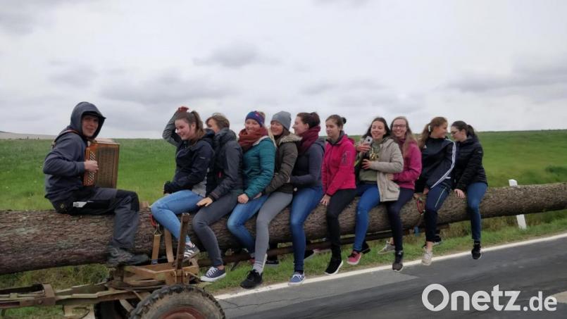 Der Quetschn-Mane (links) in Aktion. So viel Körperkontakt ist heuer nicht möglich. Das Bild enstand bei der Kirwa 2019 Bild: Michael Weiß/exb