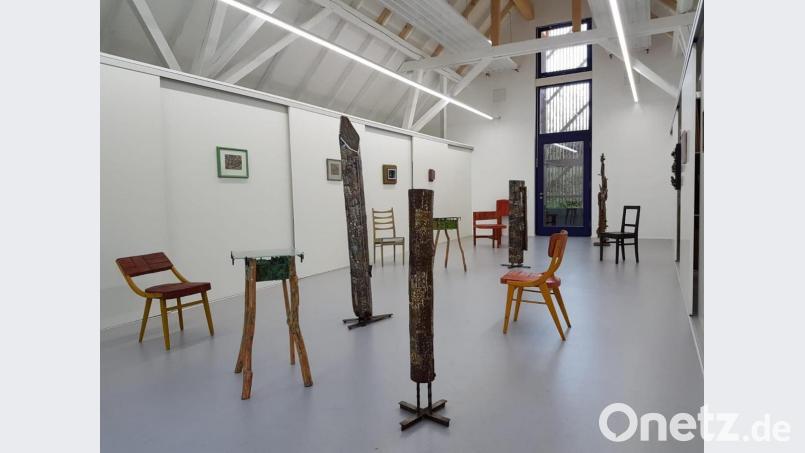 Blick in den Ausstellungsraum mit Stühlen und Holzarbeiten von Max Bresele. Bild: Ingo Kübler