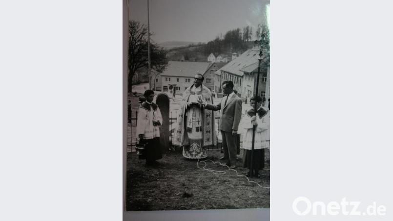 1963 wurde das Aufstellen des Maibaumes mit einer Fahrzeugsegnung verbunden, die der damalige Kaplan Wilhelm Schraml auf dem Kirchplatz vornahm. Ihm assisierte Georg Rinnagl (mit Mikrofon), Anton Götz (links) und Lorenz Kraus ministrierten. Bild: gpa