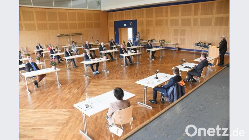 Vom Rathaus ausgewichen in die Stadthalle: Dort lässt sich der Sicherheitsabstand von 1,5 Meter zwischen den einzelnen Sitzplätzen einhalten. 17 Stadträte waren anwesend, drei hatten sich entschuldigt. Am Rednerpult steht der scheidende Bürgermeister Rupert Troppmann, links davon sitzen die drei Rathausmitarbeiter. Bild: Gabi Schönberger