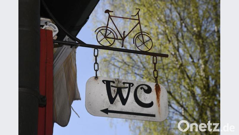 Auch ein öffentliches WC gibt es Im Radlbahnhof. Wenn er geöffnet ist, kann man es benutzen. Das ist vor allem für Besucher des nahe gelegenen Friedhofs wichtig. Bild: Petra Hartl