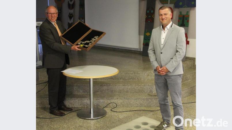 Der bisherige Bürgermeister Michael Bauer überreicht seinem Nachfolger Dietmar Schaller die Amtskette. Bild: fsb