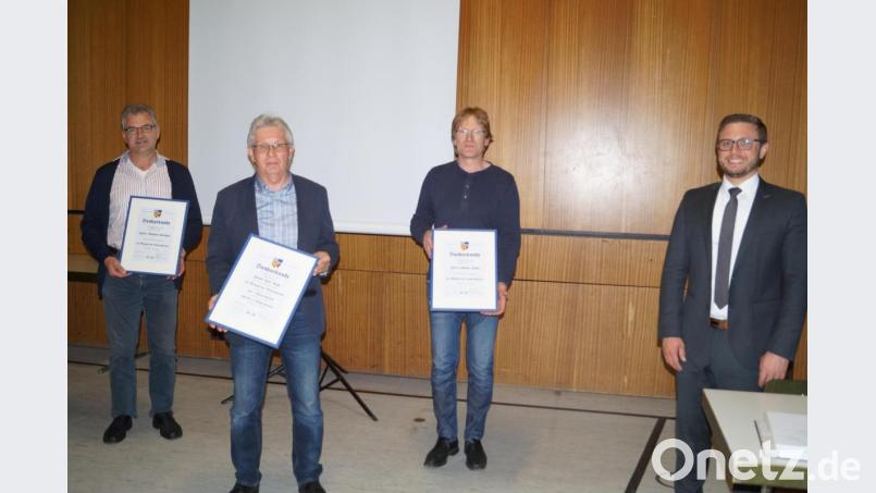 Ehrung in Coronazeiten: Bürgermeister Ernst Lenk (rechts) verabschiedet in der Mehrzweckhalle die aus dem Gremium ausscheidenden Gemeinderäte (von links): Thomas Sommer (18 Jahre), Karl Balk (36 Jahre) und Stefan Koller (18 Jahre). Bild: du