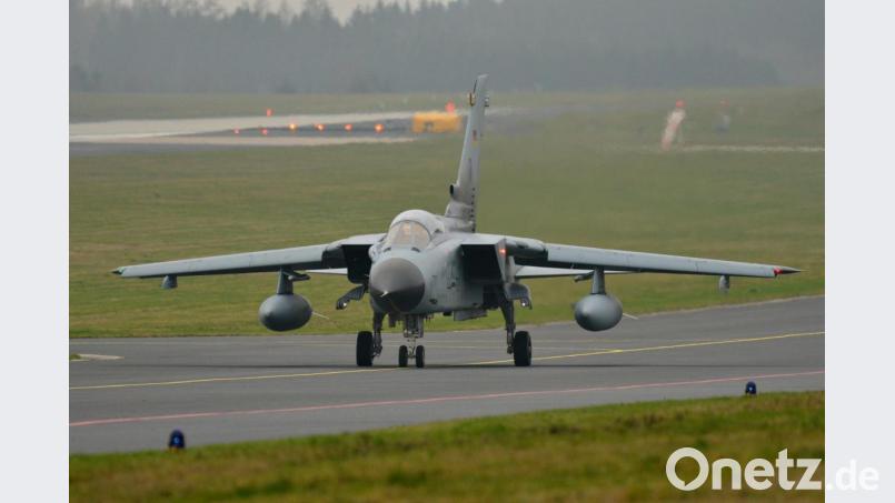 Eine Bundeswehr-Kampfflugzeug vom Typ Tornado rollt auf der Startbahn des Fliegerhorsts Büchel (Kreis Cochem-Zell) in der Eifel. Auf dem Gelände des Bundeswehr-Flugplatzes sollen US-Atombomben lagern. Bild: Harald Tittel