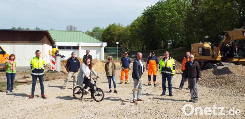 Der Spatenstich zum neuen Skatepark plus Jugendtreff Kümmersbruck fand coronabedingt in &quot;lockerer Runde&quot; statt. Bild: e