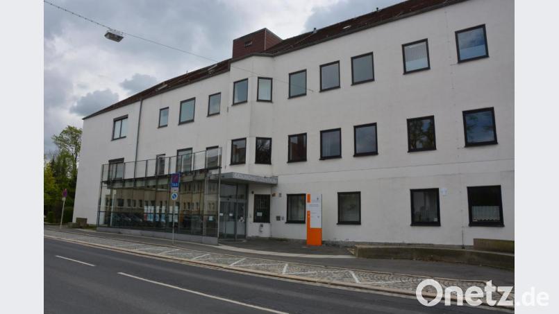 Menschenleer: Wegen der Coronakrise ist die Orthopädie-Reha im Gesundheitszentrum Waldsassen an der Egerer Straße momentan geschlossen. Wie es in Zukunft für den Standort in der Klosterstadt weitergeht, ist noch nicht bekannt. Bild: jr