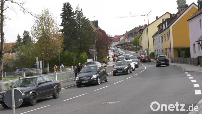 Die Erbendorfer waren extra gebeten worden, zur Ausgabestelle der Masken nach Möglichkeit mit dem Auto zu kommen. Irgendwie keine gute Idee. Bild: rw