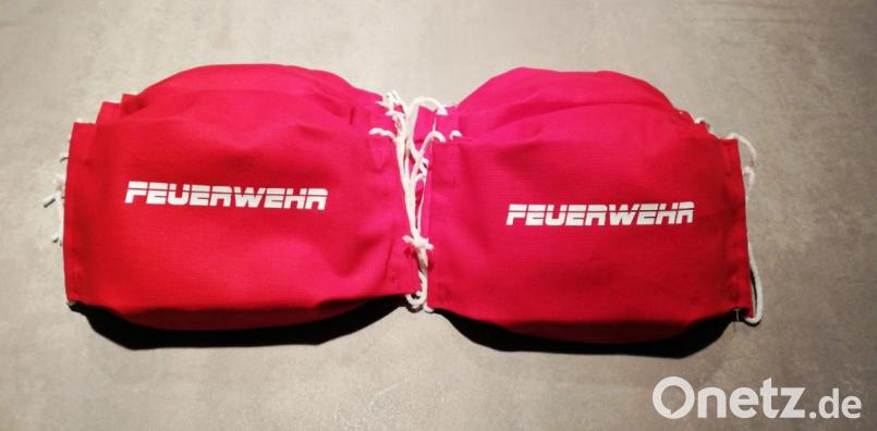 Behelfsmasken für die Einsatzkräfte der Kemnather Feuerwehr. Tina Wolf nähte und bedruckte diese, passend zur Einsatzjacke und dem &quot;Einsatzzweck&quot; der Masken. Bild: mde