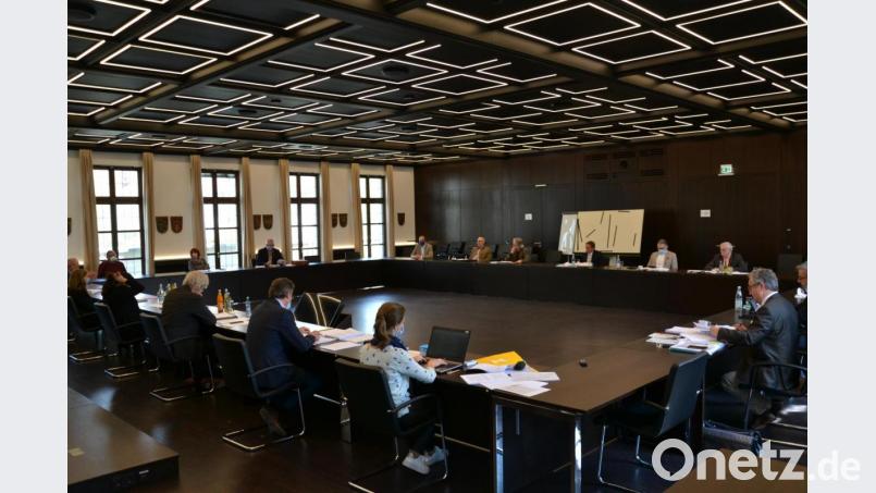 Großer anstatt Kleiner Sitzungssaal: Um den Abstand in Coronazeiten zu wahren, wechselte der Kreisausschuss diesmal den Raum. Bild: rti